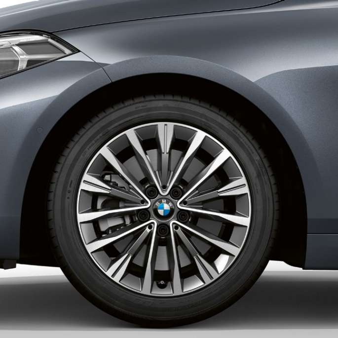 BMW 1 серії модель Luxury Line в Storm Bay металік, вид збоку спереду з 17'' легкосплавними дисками в стилі Multispoke 547.