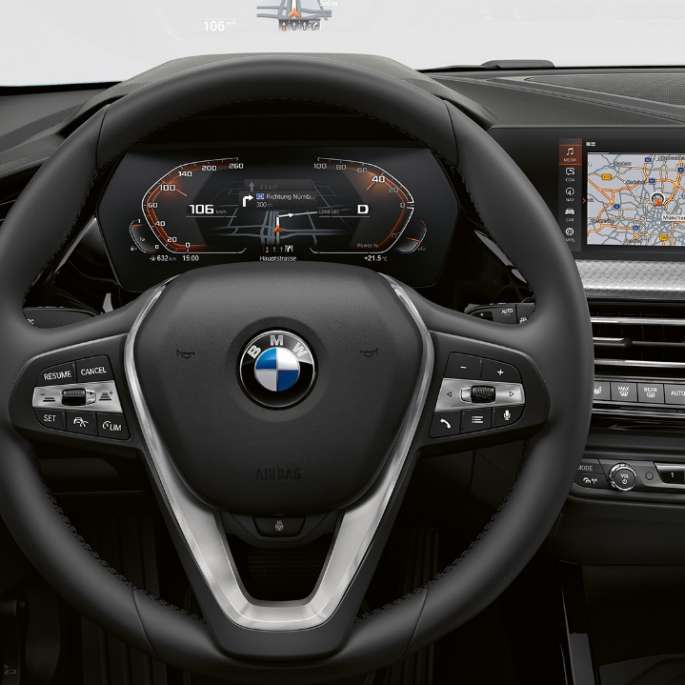 BMW 1 серії модель Luxury Line, кабіна зі спортивним шкіряним рульовим колесом.