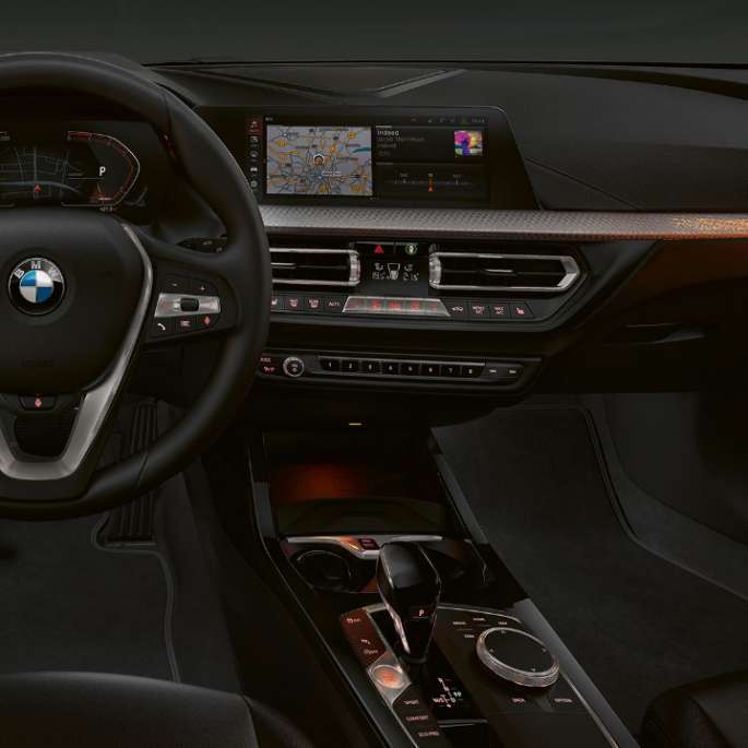 BMW 1 серії модель Luxury Line, обробка салону 'Illuminated Nice'.