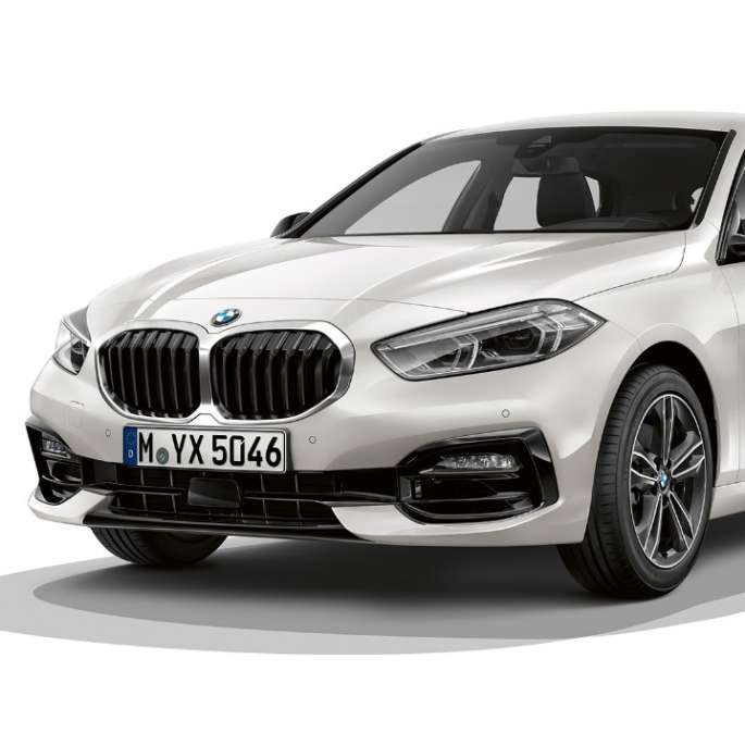 BMW 1 серії модель Sport Line в Mineral White металік, студійний знімок спереду з поворотом в три чверті.