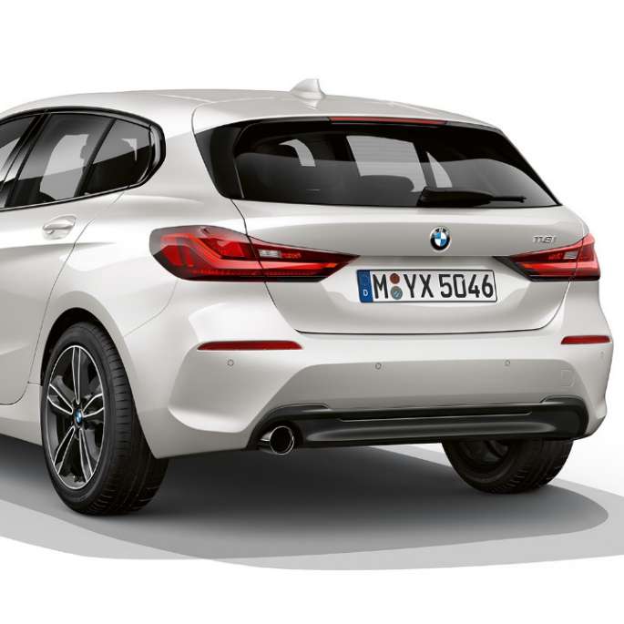 BMW 1 серії модель Sport Line в Mineral White металік, студійний знімок ззаду з поворотом в три чверті.