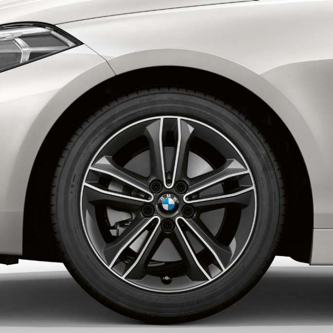 BMW 1 серії модель Sport Line в Mineral White металік, спереду збоку з 17-дюймовими легкосплавними дисками з подвійними спицями, стиль 549.