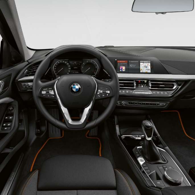 BMW 1 серії модель Sport Line, кабіна зі спортивним шкіряним рульовим колесом.