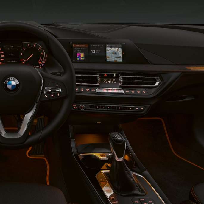 BMW 1 серії модель Sport Line, обробка салону 'Illuminated Berlin'.