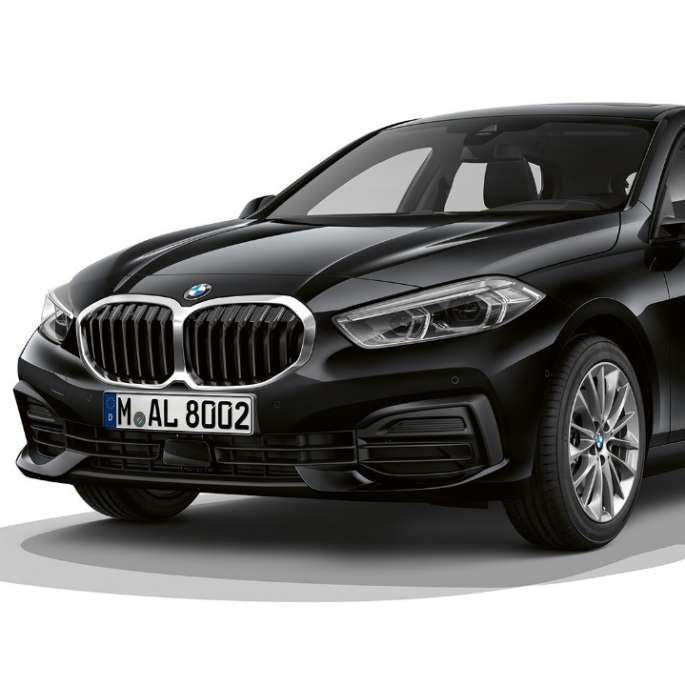 BMW 1 серії модель Advantage в черном, студійний знімок спереду з поворотом в три чверті.