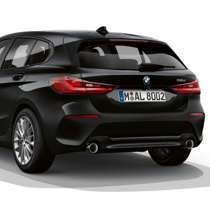 BMW 1 серії модель Advantage в черном, студійний знімок ззаду з поворотом в три чверті.