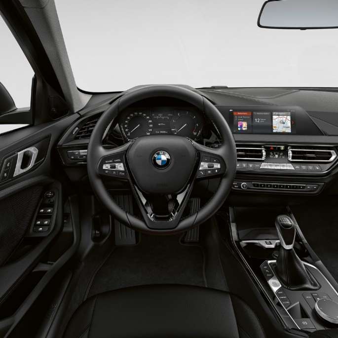BMW 1 серії модель Advantage, кабіна зі шкіряним рульовим колесом.