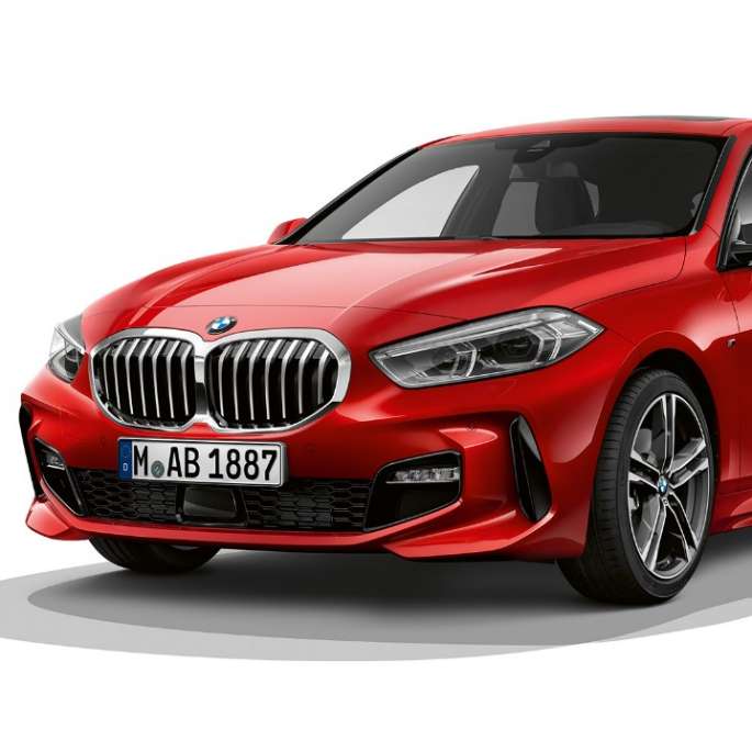 BMW 1 серії модель M Sport в Melbourne Red металік, студійний знімок спереду з поворотом в три чверті.