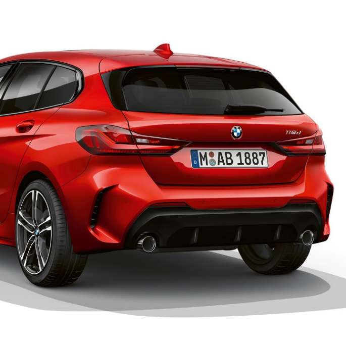 BMW 1 серії модель M Sport в Melbourne Red металік, студійний знімок ззаду з поворотом в три чверті.