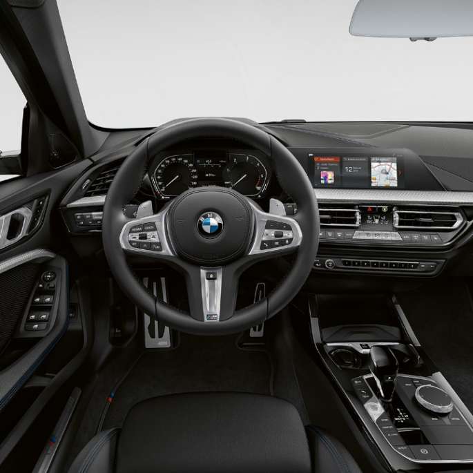 BMW 1 серії модель M Sport, кабіна з шкіряним рульовим колесом M