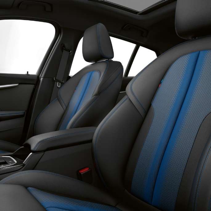 BMW 1 серії модель M Sport, салон зі спортивними сидіннями M Sport