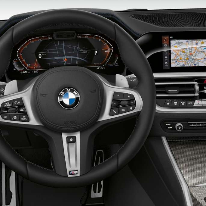 Вид спереду на кабіну водія седана BMW 3 серії Sport Line крупним планом.