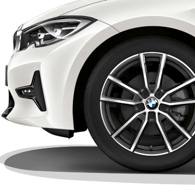 Крупний план легкосплавних дисків седана BMW 3 серії Sport Line.