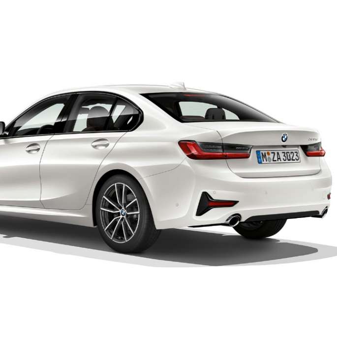 Задній знімок седана BMW 3 серії Sport Line з поворотом в три чверті.