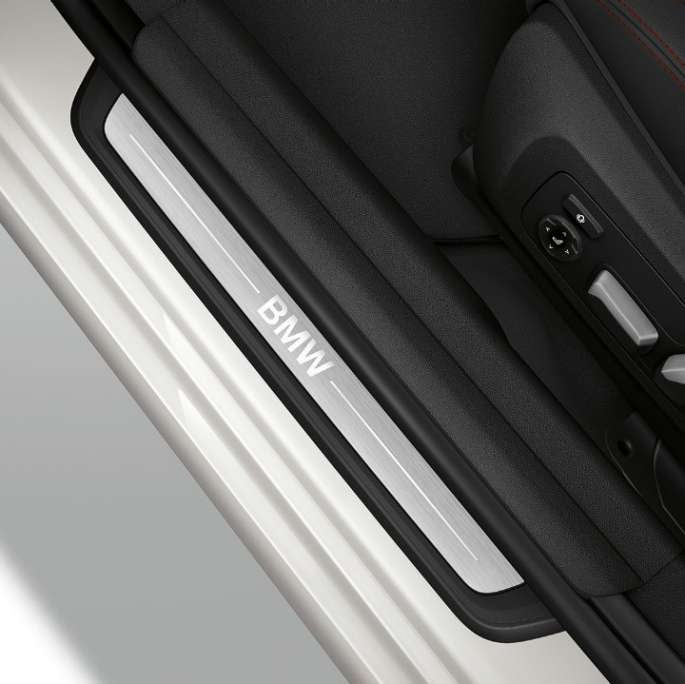 Вид зверху на пороги седана BMW 3 серії Sport LIne.