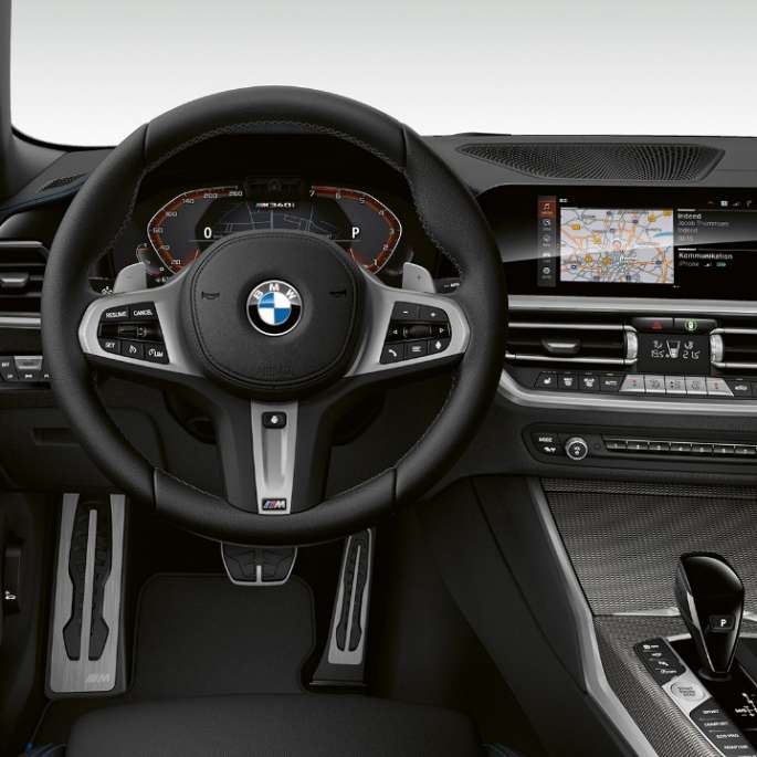 Вид спереду на кабіну водія седана BMW 3 серії M340i xDrive крупним планом.