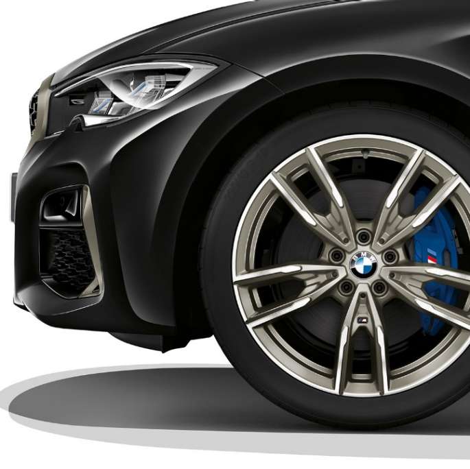 Крупний план легкосплавних дисків седана BMW 3 серії M340i xDrive.