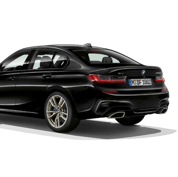 Задній знімок седана BMW 3 серії M340i xDrive з поворотом в три чверті.