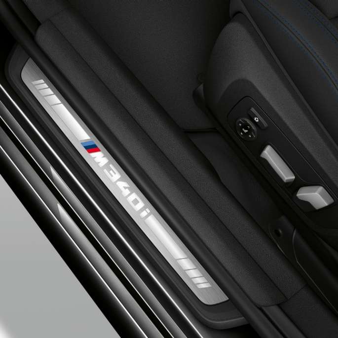 Вид зверху на пороги седана BMW 3 серії M340i xDrive.