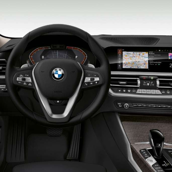 Вид спереду на кабіну водія седана BMW 3 серії Luxury Line крупним планом.