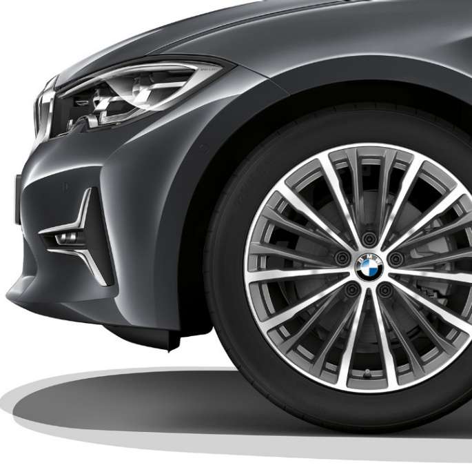 Крупний план легкосплавних дисків седана BMW 3 серії Luxury Line.