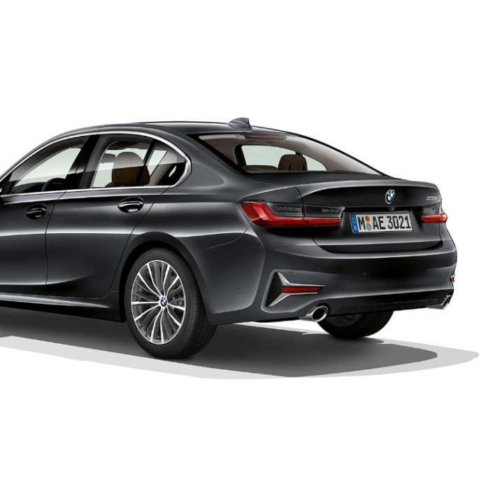 Задній знімок седана BMW 3 серії Luxury Line з поворотом в три чверті.