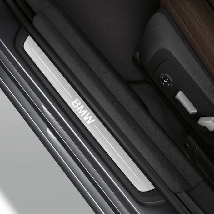 Вид зверху на пороги седана BMW 3 серії Luxury Line.