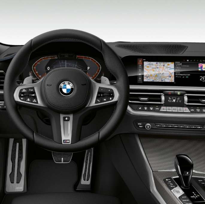 Вид спереду на кабіну водія седана BMW 3 серії M Sport крупним планом.