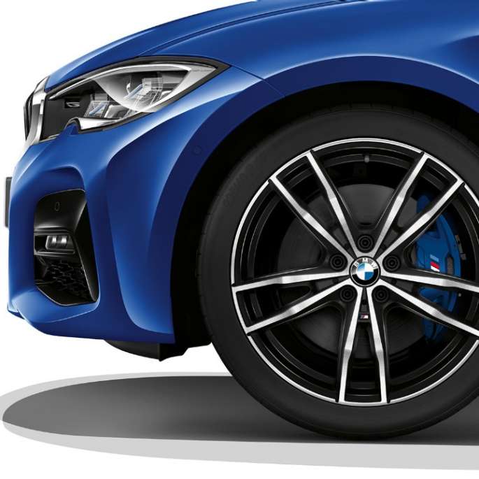Крупний план легкосплавних дисків седана BMW 3 серії M Sport.