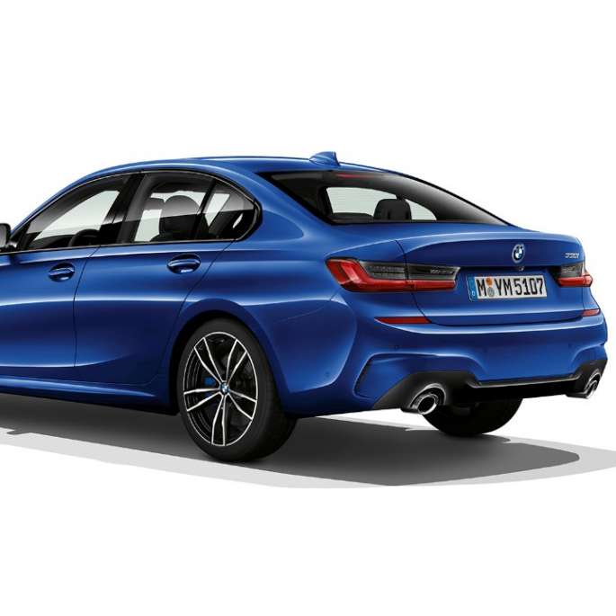 Задній знімок седана BMW 3 серії M Sport з поворотом в три чверті.