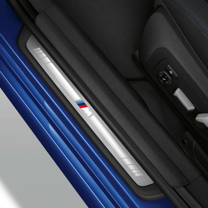 Вид зверху на пороги седана BMW 3 серії M Sport.