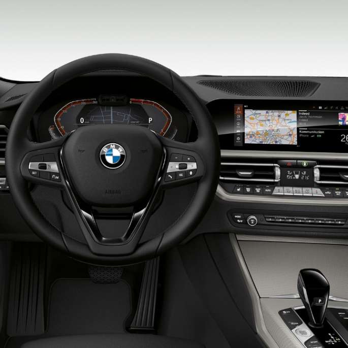 Вид спереду на кабіну водія седана BMW 3 серії Advantage крупним планом.