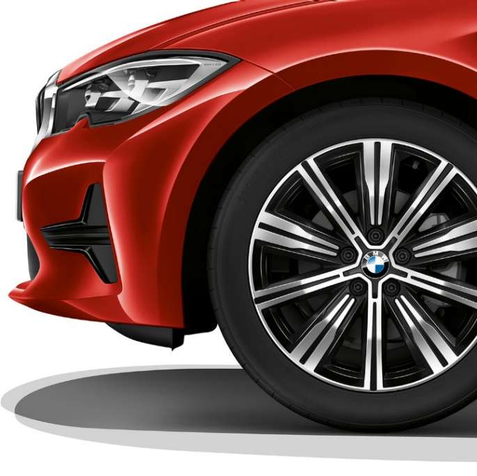 Крупний план легкосплавних дисків седана BMW 3 серії Advantage.
