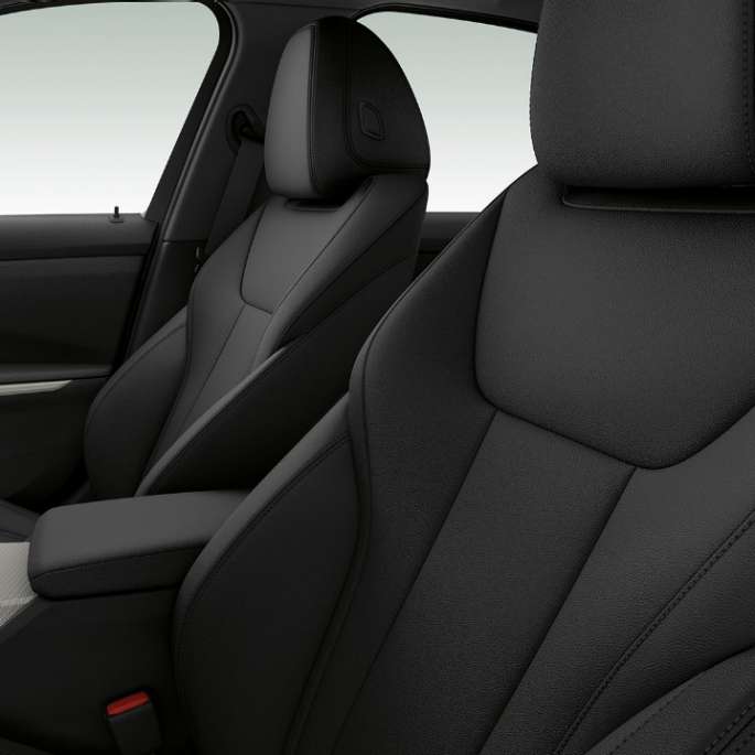 Вид збоку передніх сидінь седана BMW 3 серії Advantage крупним планом.