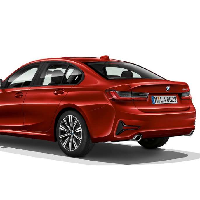 Задній знімок седана BMW 3 серії Advantage з поворотом в три чверті.