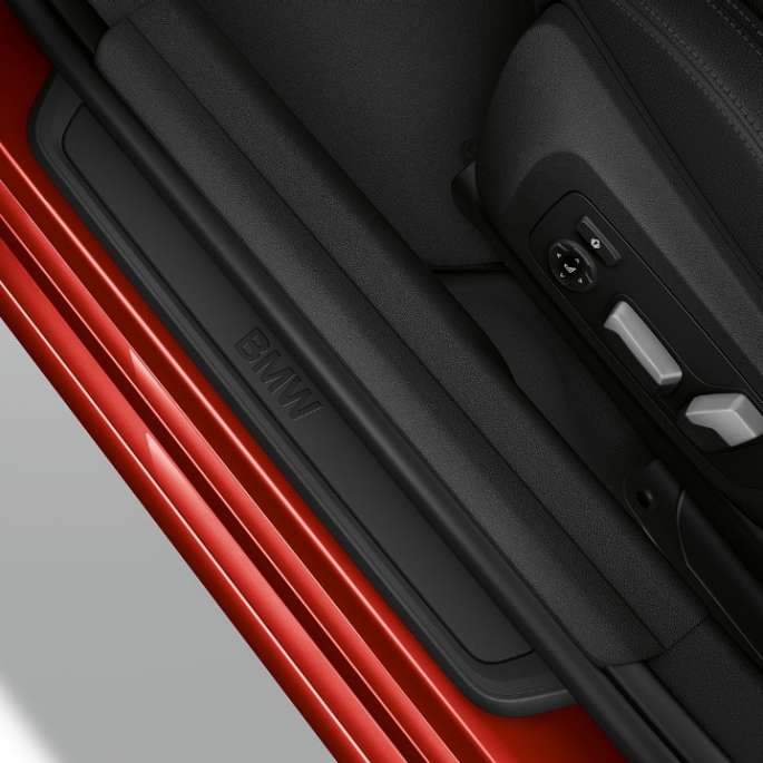 Вид зверху на пороги седана BMW 3 серії Advantage.