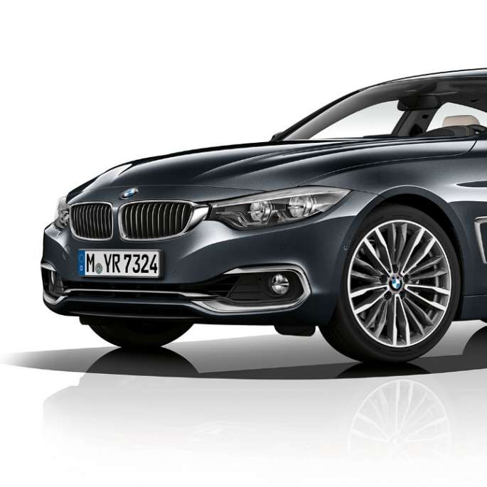BMW 4 серії Gran Coupé, модель Luxury Line вид спереду з поворотом в три чверті