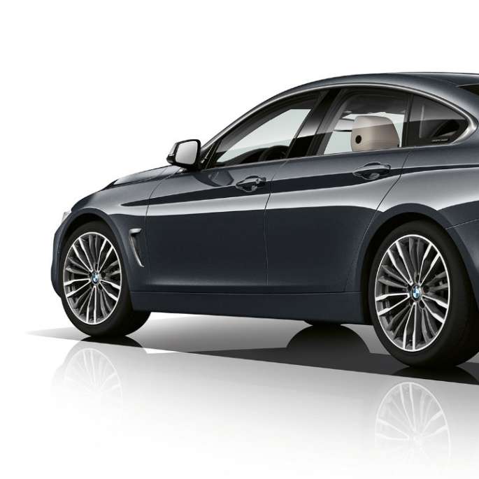 BMW 4 серії Gran Coupé, модель Luxury Line вид ззаду з поворотом в три чверті