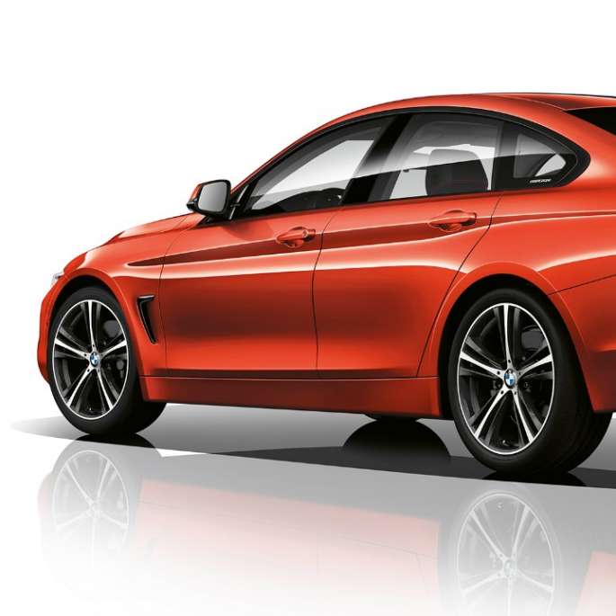 BMW 4 серії Gran Coupé, модель Sport Line вид ззаду з поворотом в три чверті